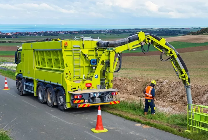  Camion aspiratrice excavatrice, Cormoz, BERTHET-BONDET PRESTA TP